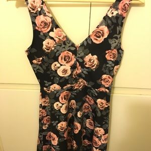 🦁3/$10 V-neck floral dress